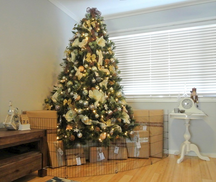 12 ways to protect the Christmas tree from twins or triplets! Christmas tree and twins