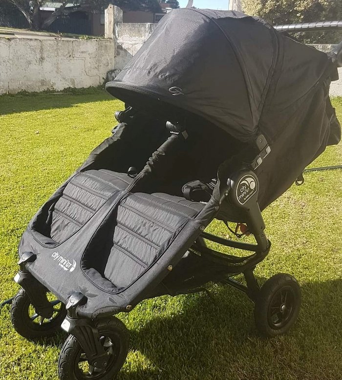 Choosing a twin pram. 7 tips from a twin mum. second hand twin pram