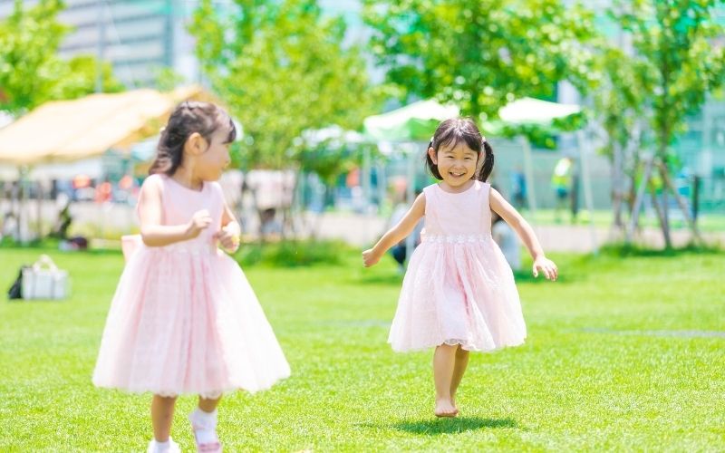 toe walking and twins and triplets
