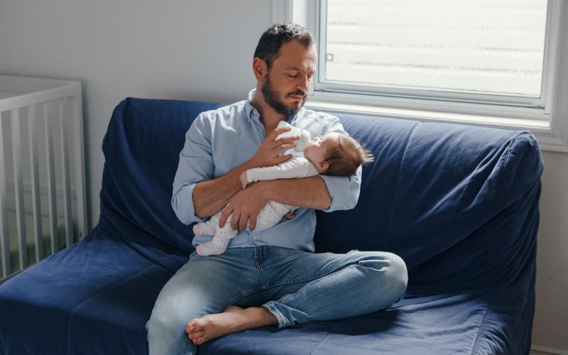 Supporting a family member or friend who has twins or multiples Supporting a family member or friend who has twins or multiples by helping with a feed