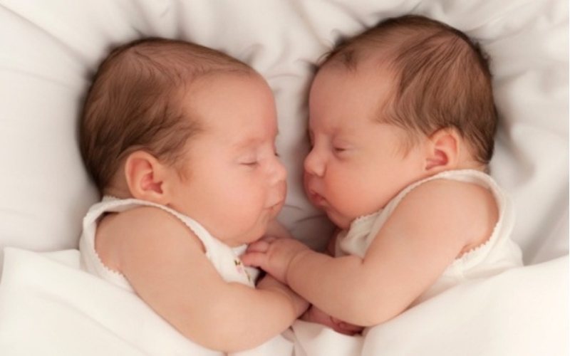 co-bedding twins