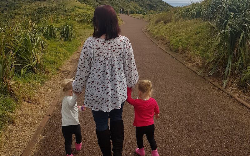 I became a solo twin mum when my twins were 5 weeks old. solo twin mum survival tips
