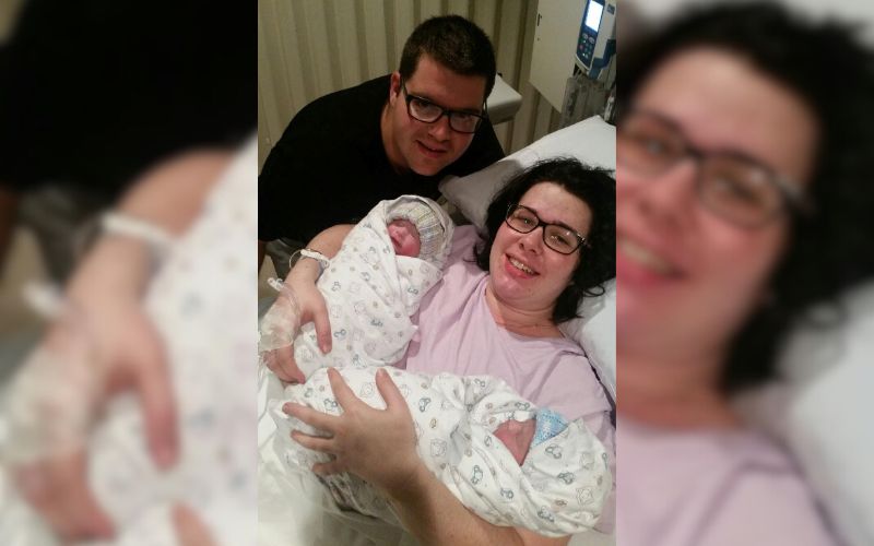 Drug free natural twin birth story. Twins born in 16 minutes from first push! Labour and contractions with twins