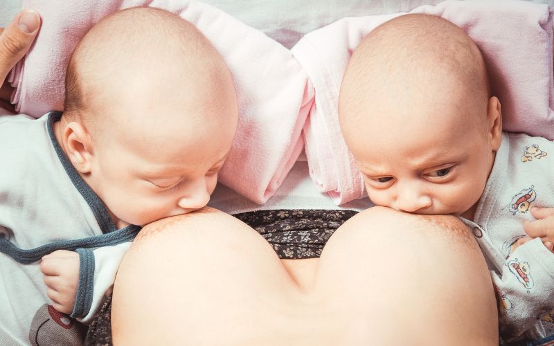 5 Organisational tips for Breastfeeding Multiples feeding twins